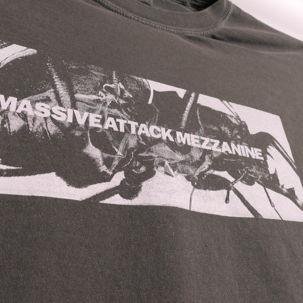 Massive Attack Mezzanine Band Tee English Trip Hop Collective Bristol England Alternative Tour Unfinished Sympathy Ultra Faded Xl (3)