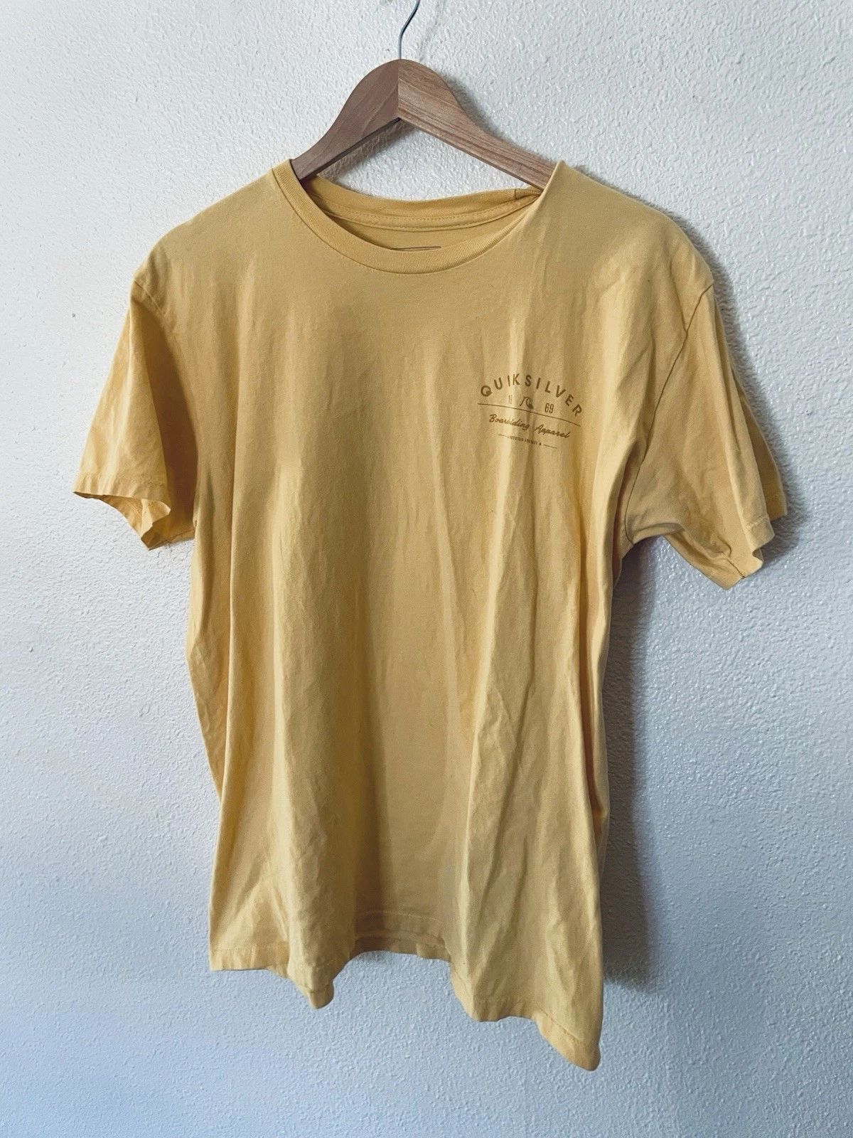 Quiksilver Men's Mustard Short Sleeve Tee Surf Sz Large Regular Fit 100% Cotton