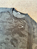 GYMSHARK Mens GEO SEAMLESS T-SHIRT - Large - SLIM FIT - Black/Charcoal Camo S/S