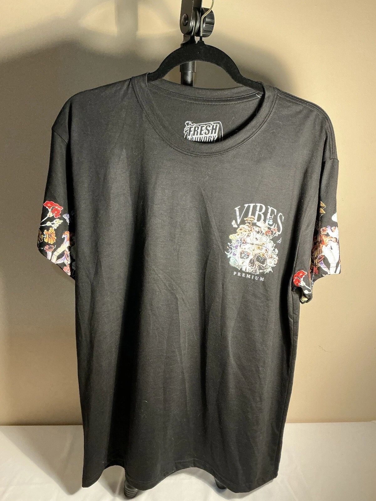 UNISEX VIBES PREMIUM T-SHIRT LARGE