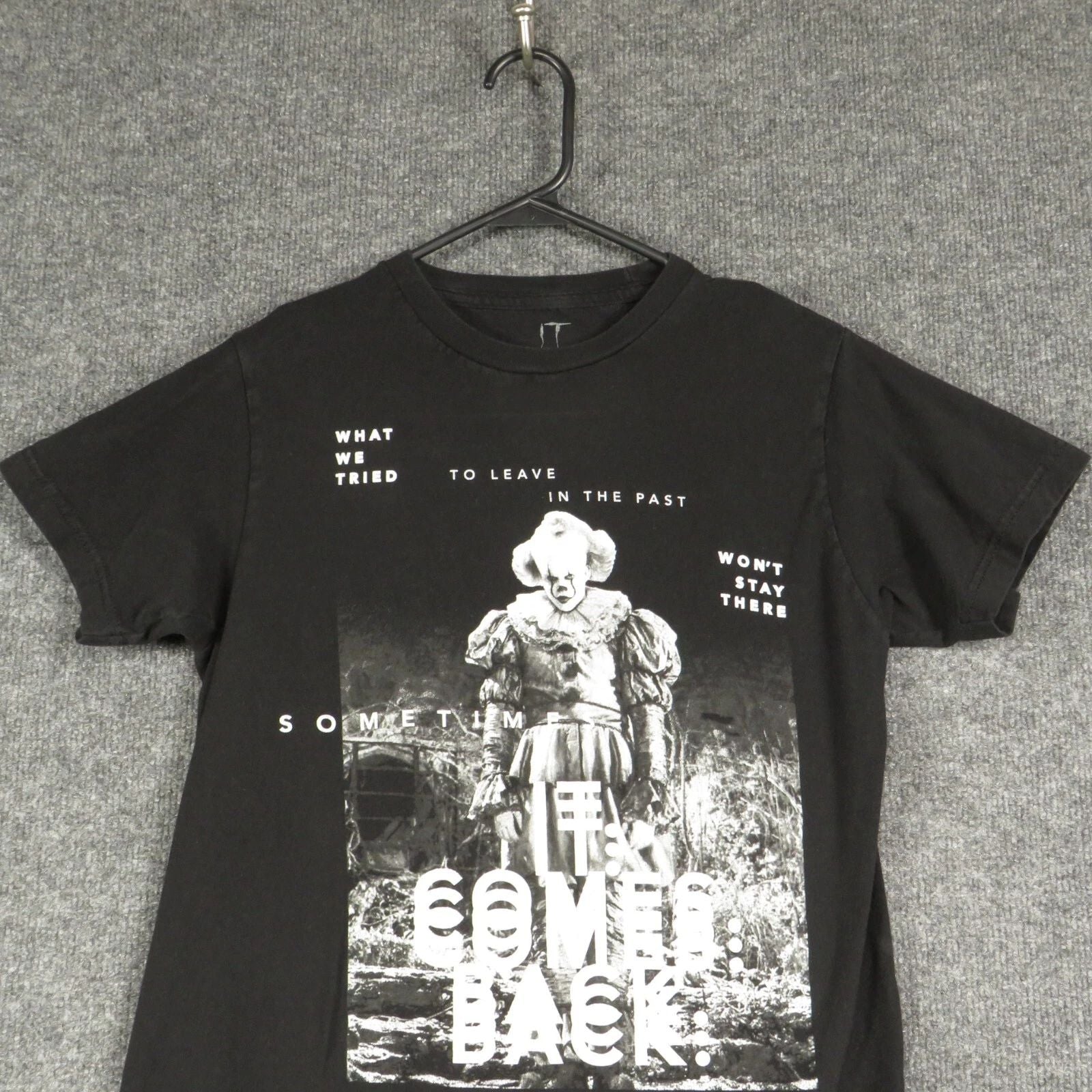 IT Shirt Mens Small Black Short Sleeve Crew Neck Pullover 100% Cotton T Shirt