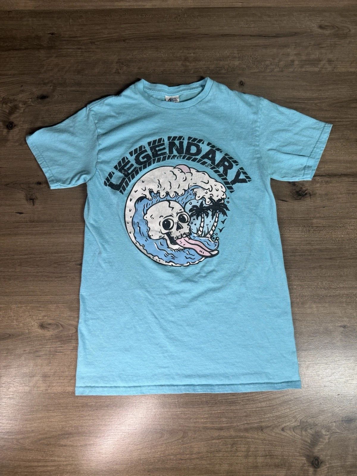Legendary Skull Surfing Short Sleeve Tshirt/Shirt Teal/Black/White Size Small