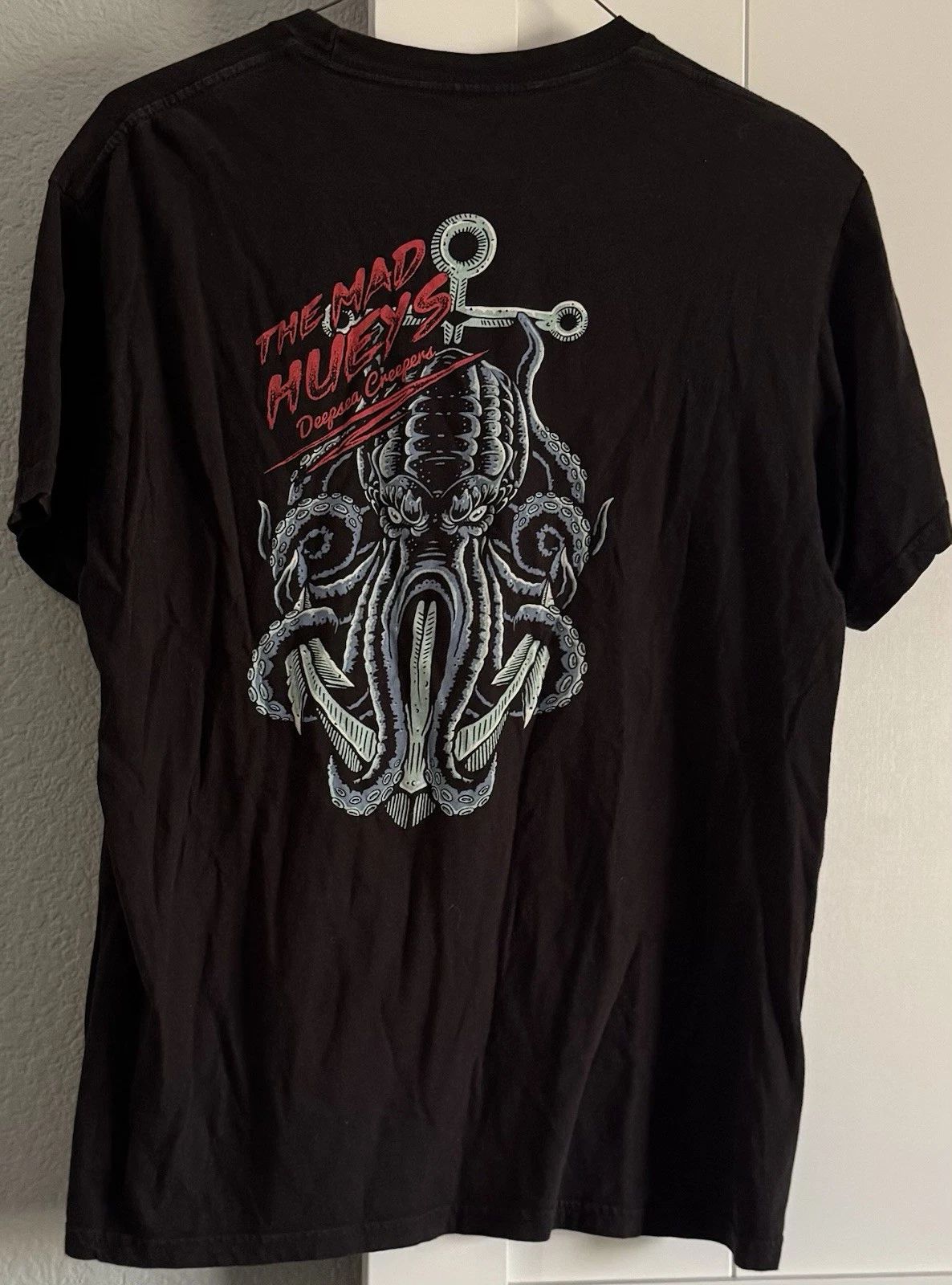 The Mad Hueys black tee with red accents octopus anchor. Size L #skater #surf